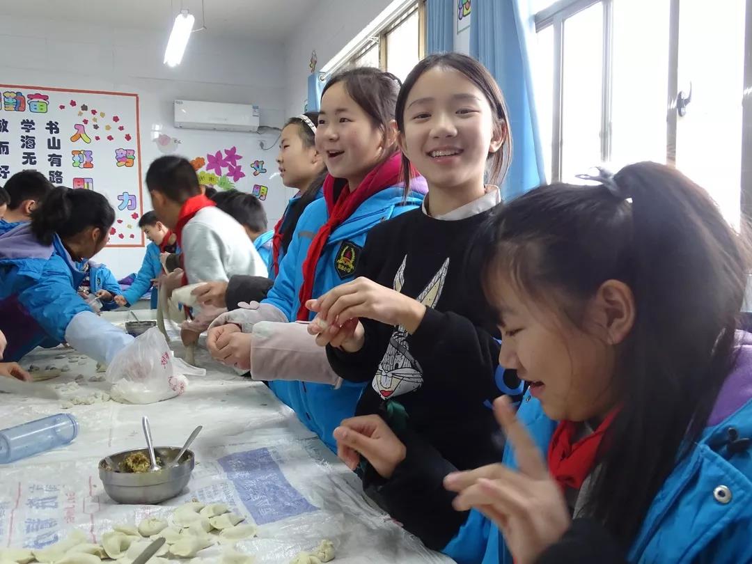 丽星小学举行2018"迎冬至61包饺子"活动 - 通许县丽星小学-丽星学校